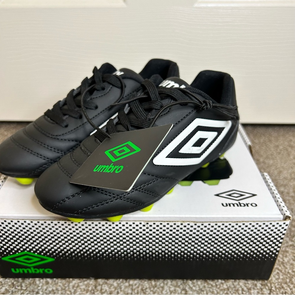 🆕Umbro Boy or Girl Cleats (Size 13)